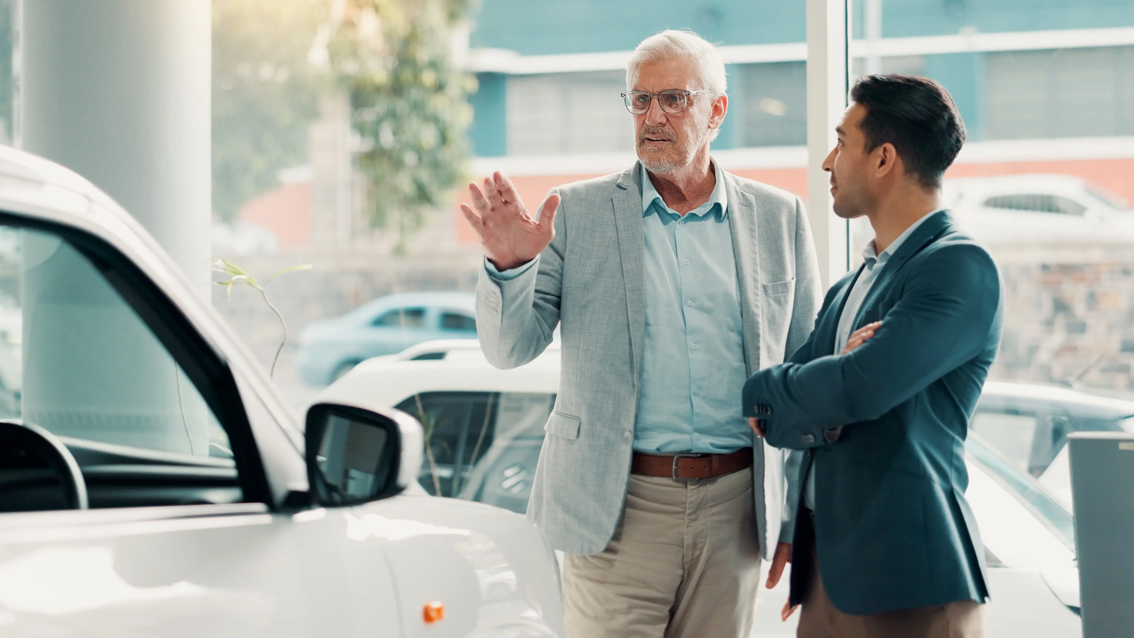  un vendeur présente des options à deux clients.
