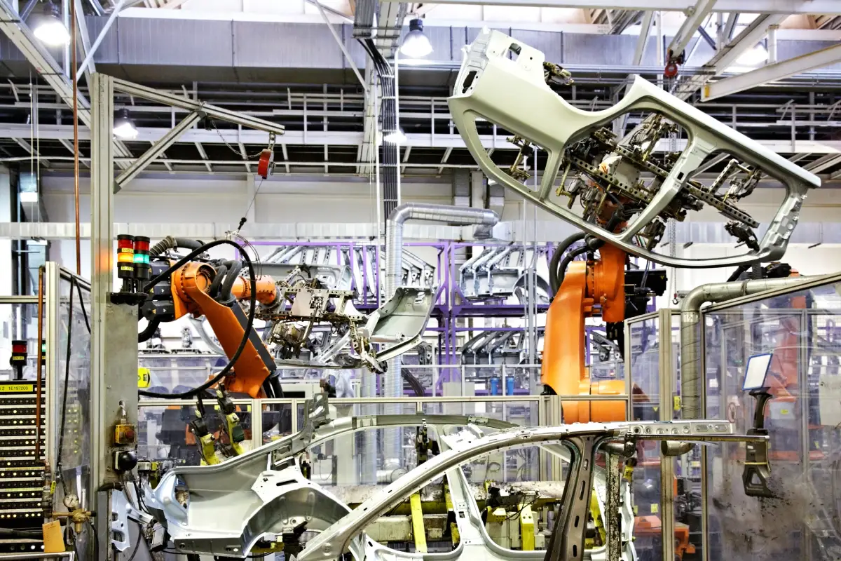 Usine avec robots industriels