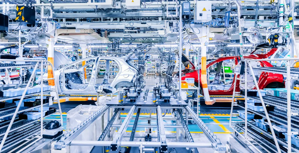 Le contraste saisissant d'une horloge blanche sur fond noir met clairement en valeur le cadran et les aiguilles.